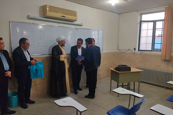اهدا لوح تقدیر توسط ریاست محترم واحد استان جناب آقای دکتر مالکی به دکتر رضوی